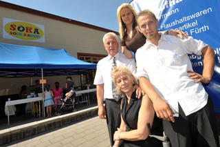 SOKA-Gründer Familie Pribuss vor dem Sozialkaufhaus in Fürth